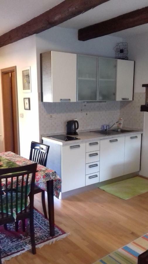 Apartmaji Pri Zivcovih Dutovlje Eksteriør bilde